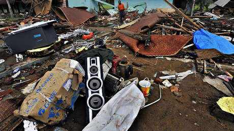 Indonesia: El único sobreviviente de la banda arrasada por el tsunami asiste al entierro de su mujer