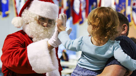 Santa Claus en la mira: ¿Está bien obligar a los niños a fotografiarse con él aunque tengan miedo?