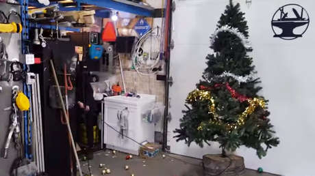 VIDEO: Cómo decorar un árbol de Navidad en 30 segundos 