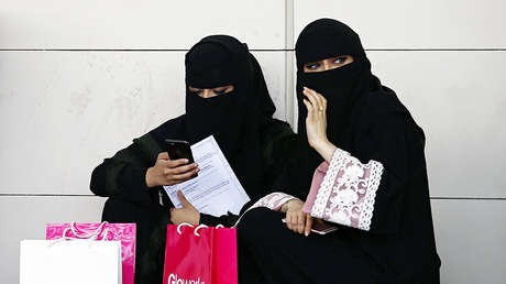 FOTOS: Mujeres sauditas pisan sus nicabs en una campaña de protesta