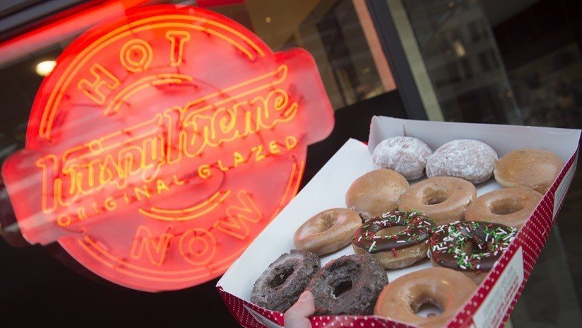 FOTOS: Policías juegan con estereotipo 'llorando' al ver un camión de donuts quemado y se viralizan