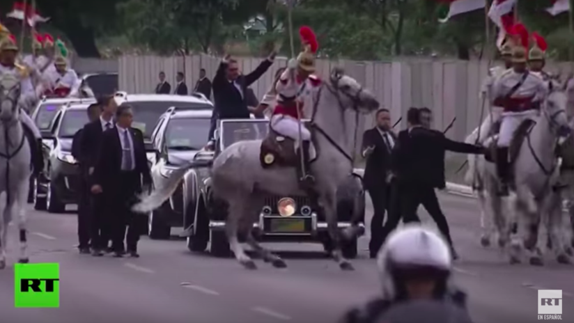 VIDEO: Un caballo 'se asusta' frente a Bolsonaro y detiene la caravana antes de su investidura