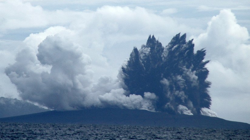 Imágenes satelitales muestran cómo la explosión del volcán Anak Krakatoa destruyó una isla
