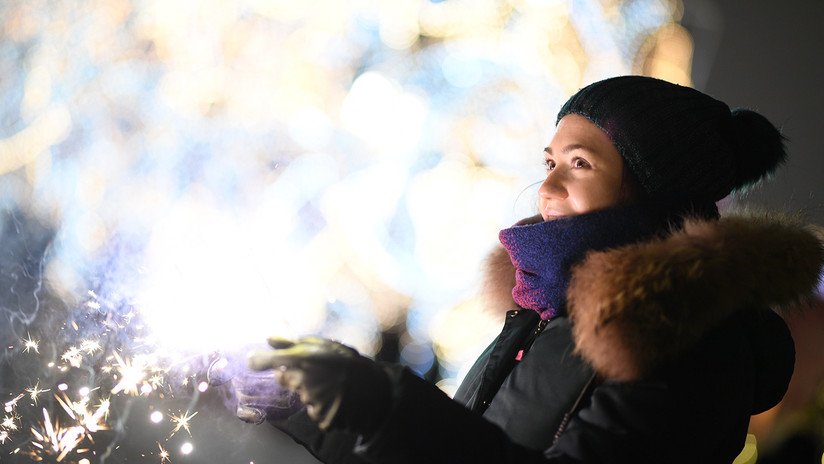 Moscú entra en 2019 adornada con luces de colores, nieve y guirnaldas