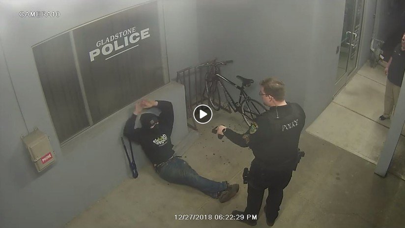 VIDEO: Intenta robar una bicicleta ante una comisaría de Policía y termina arrestado