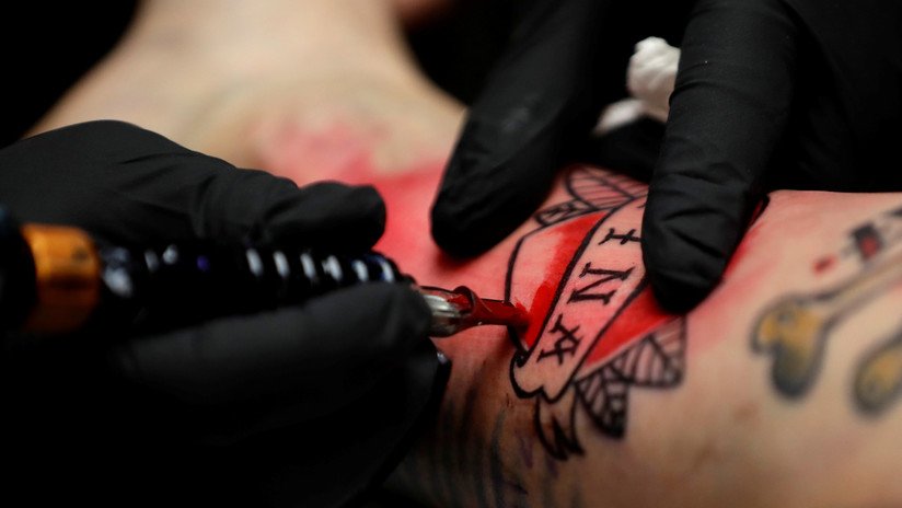 FOTO: Se tatúa un enorme mensaje en el pecho para reconquistar a su esposa pero le sale mal