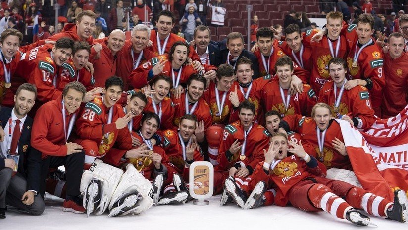VIDEO: Rusia golea a Suiza y gana el bronce en el Campeonato del Mundo Juvenil de hockey sobre hielo