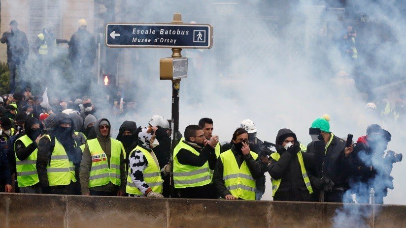 VIDEO: Un boxeador enfrenta prisión por golpear a un policía durante las protestas en París