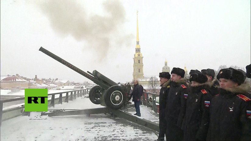 VIDEO: Putin dispara un cañón en San Petersburgo 