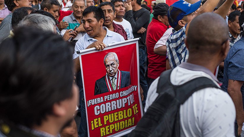 Fiscal de Perú renunciará tras remover y restituir fiscales que investigaban sobornos