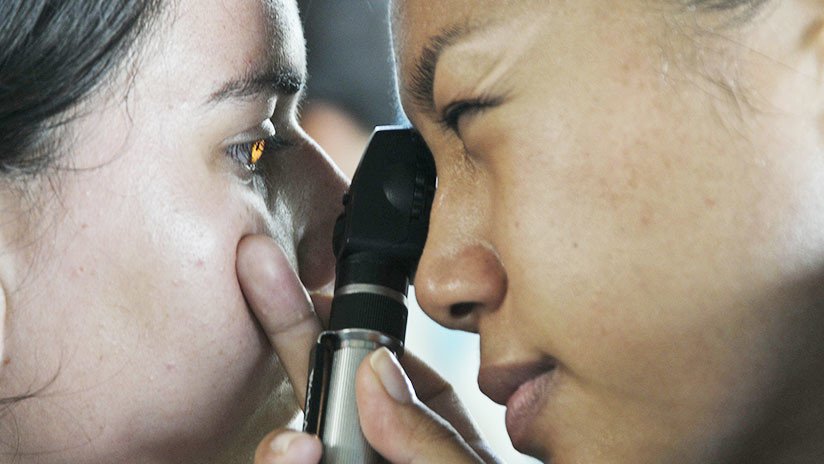 Nadie entendió la letra del médico: Mujer se aplica una crema para la disfunción eréctil en un ojo