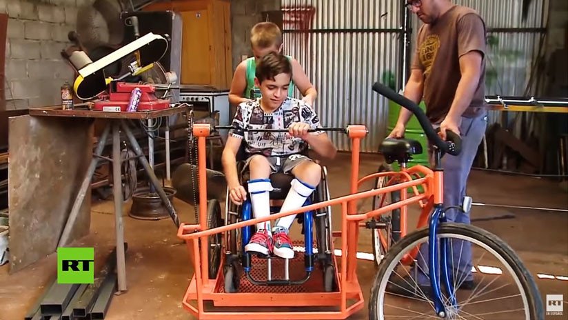 Argentina: Un niño discapacitado cumple su sueño y monta en bici con su primo gracias a un herrero 