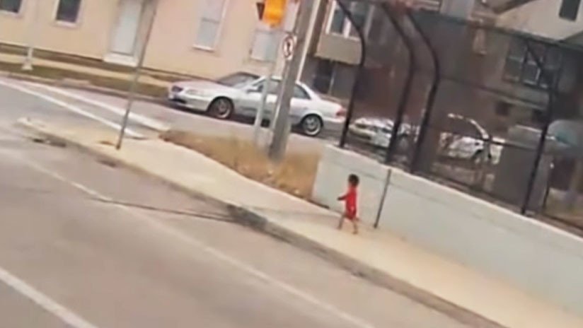 VIDEO: Conductora de bus rescata a una bebé que deambulaba cerca de una autopista en EE.UU.