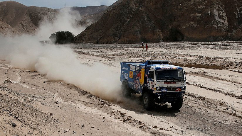 VIDEO: Descalifican a un piloto ruso del Dakar que atropelló con su camión Kamaz a un espectador