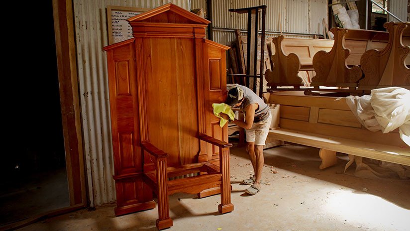 Dos metros de altura y tallada en madera: Panameños confeccionan una silla para el papa Francisco