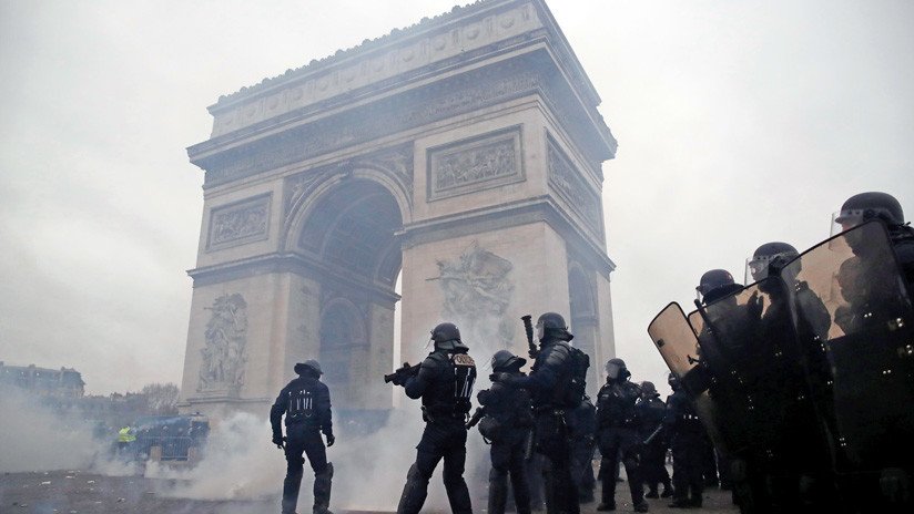 VIDEO: Un vehículo policial daña el pavimento cerca del icónico Arco del Triunfo en París