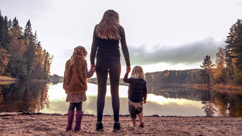 Una madre soltera adopta a dos niños sin saber que son de una misma madre biológica (FOTOS) 