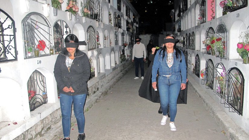 Necroturismo en Quito: La experiencia de recorrer en la noche y a ciegas un cementerio del siglo XIX
