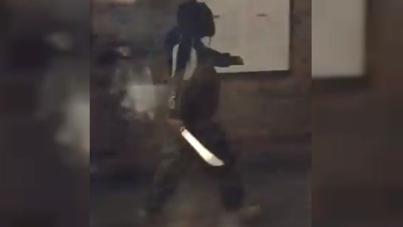VIDEO: La Policía reduce con táser a un hombre que amenazó con un machete en el metro de Londres