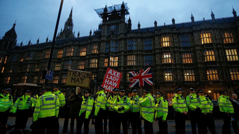 La UE propone a Londres no salir del bloque o celebrar otro referéndum