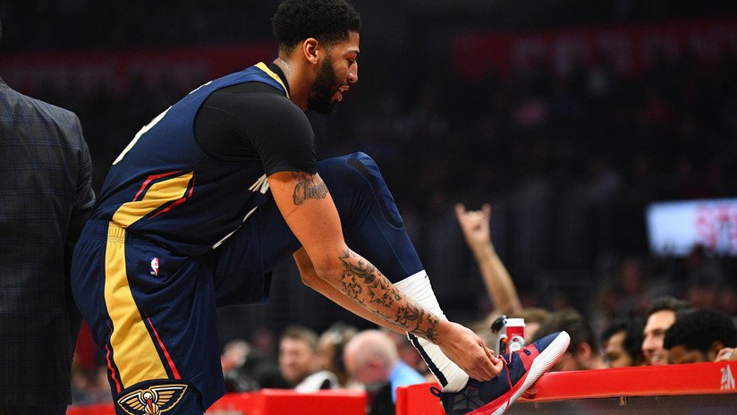 VIDEO: La absurda falta de un jugador de la NBA por intentar robar el zapato a un rival
