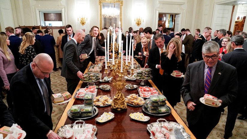 Invitan a una "auténtica cena de celebración" a los deportistas recibidos por Trump con hamburguesas