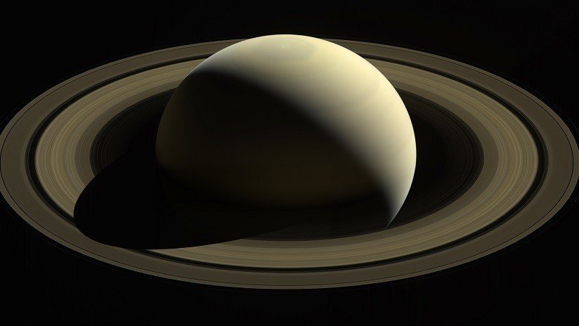 Develan "antiguo misterio del sistema solar": Científicos determinan la duración del día en Saturno