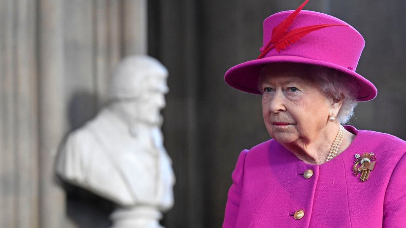La reina Isabel II conduce sin cinturón de seguridad un día después del accidente de su marido