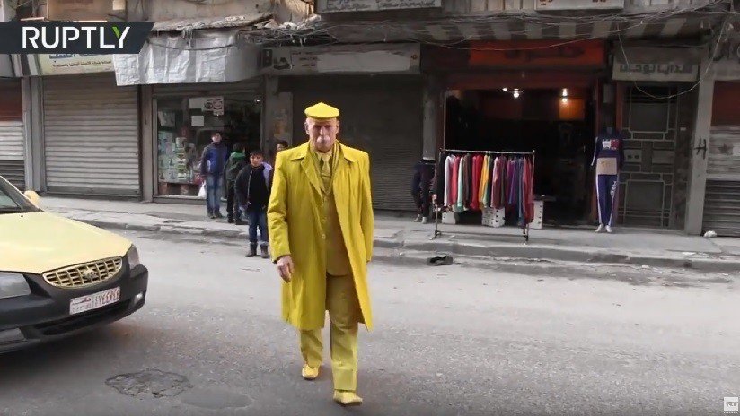 VIDEO: 'El hombre amarillo de Alepo' que lleva 35 años dando alegría en urbe sacudida por la guerra