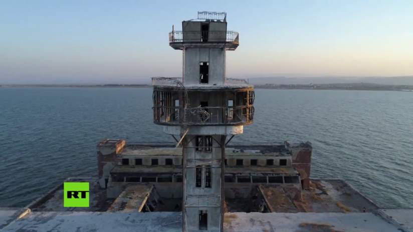 VIDEO: Un dron filma un misterioso sitio de pruebas de armas soviéticas en el mar Caspio