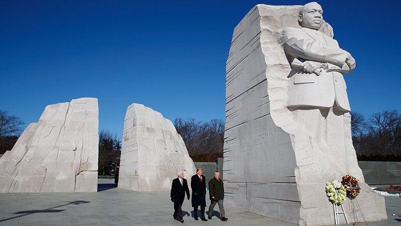 Trump visita el monumento a Martin Luther King Jr. por dos minutos y provoca bromas en la Red