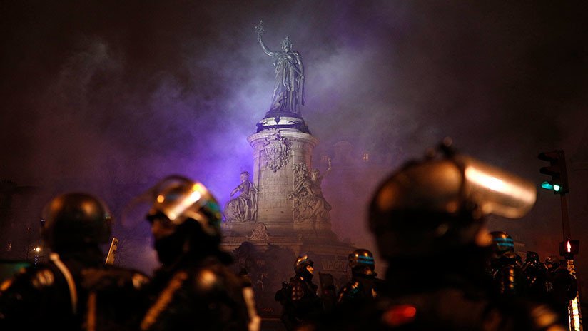 VIDEO: Las protestas de los 'chalecos amarillos' en París no cesan