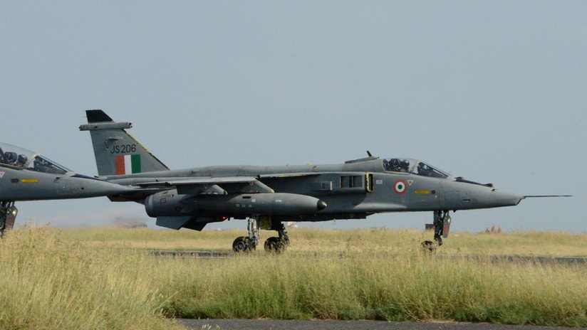 FOTO, VIDEO: Un avión de combate se estrella en la India