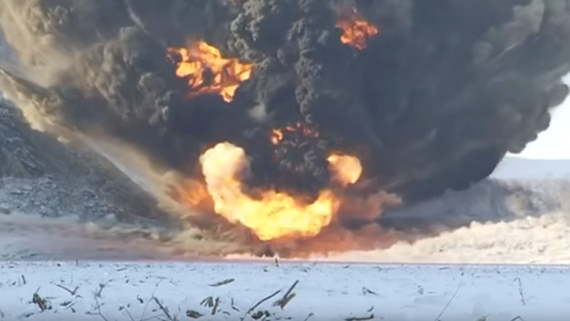 VIDEO: El Ejército ruso vuela una enorme masa de rocas que taponó un río