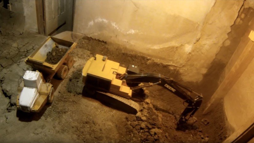VIDEO: Cava un túnel por años en su sótano usando solo juguetes a control remoto