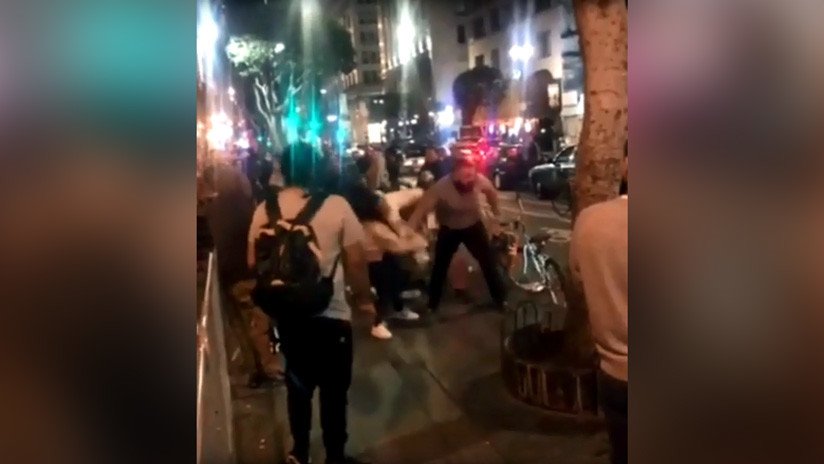 Captan cómo un hombre golpea brutalmente a dos mujeres en Los Ángeles