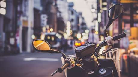 Una mujer le clava un objeto punzante a un ladrón que huía con su moto
