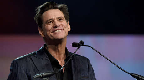 "¡No os escucho!": Jim Carrey bromea cuando le cambian de sitio durante los Globos de Oro (VIDEO)