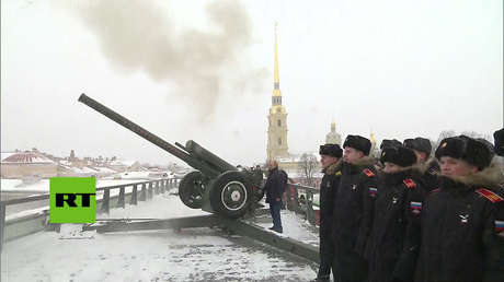 VIDEO: Putin dispara un cañón en San Petersburgo