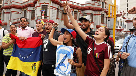 Policía de Perú dispersa al grupo que intentó violentar la embajada venezolana