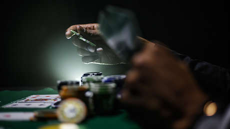 Un jugador de póker pasa casi un mes a oscuras cerrado en el baño por una apuesta de 100.000 dólares