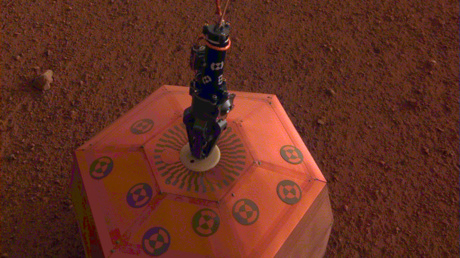 "Una oreja al suelo": La NASA muestra cómo su sonda se prepara para escuchar las "señales" de Marte