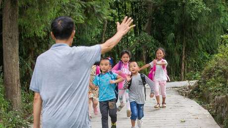 Escuela china introduce una "licencia de amor" para sus profesores solteros y estresados