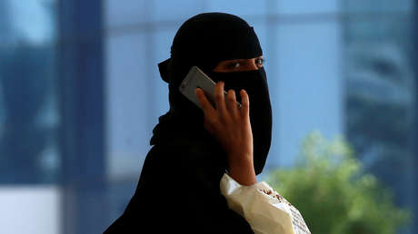 Una mujer saudita salta desde su ventana a una piscina para huir de su familia
