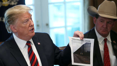 Trump inicia una campaña para rodear oficinas de demócratas con un muro de ladrillos falsos
