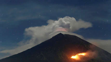 Indonesia: El volcán Monte Agung entra en erupción en Bali