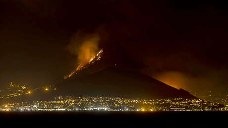 VIDEO, FOTOS: Incendio amenaza a la icónica Montaña de la Mesa en Sudáfrica