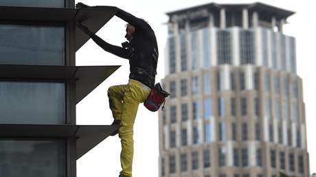 VIDEO, FOTOS: Arrestan al 'Hombre Araña francés' en Filipinas tras trepar por una torre de 47 pisos