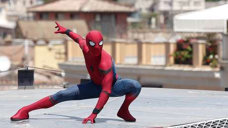 VIDEO: Empleado bancario renuncia y se presenta a su último día de trabajo vestido de Hombre Araña