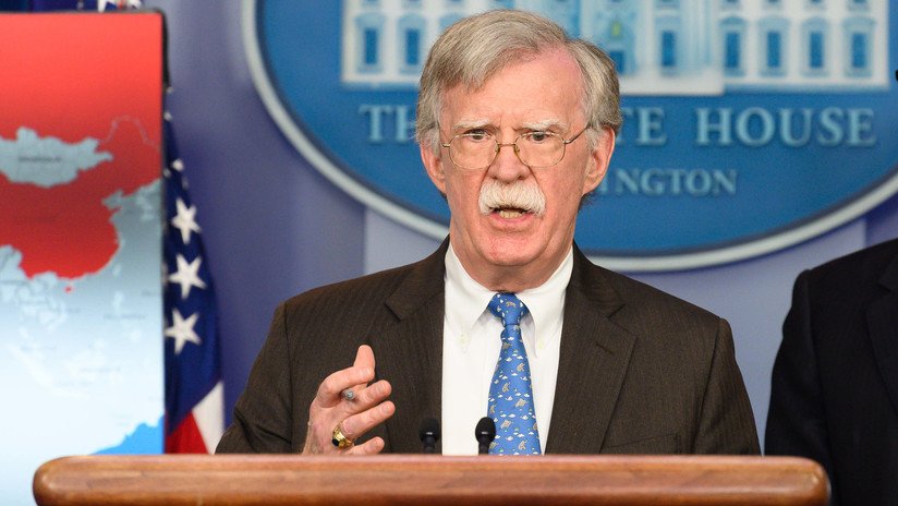 Bolton sugiere a Maduro renunciar antes de acabar en una zona "playera como Guantánamo"